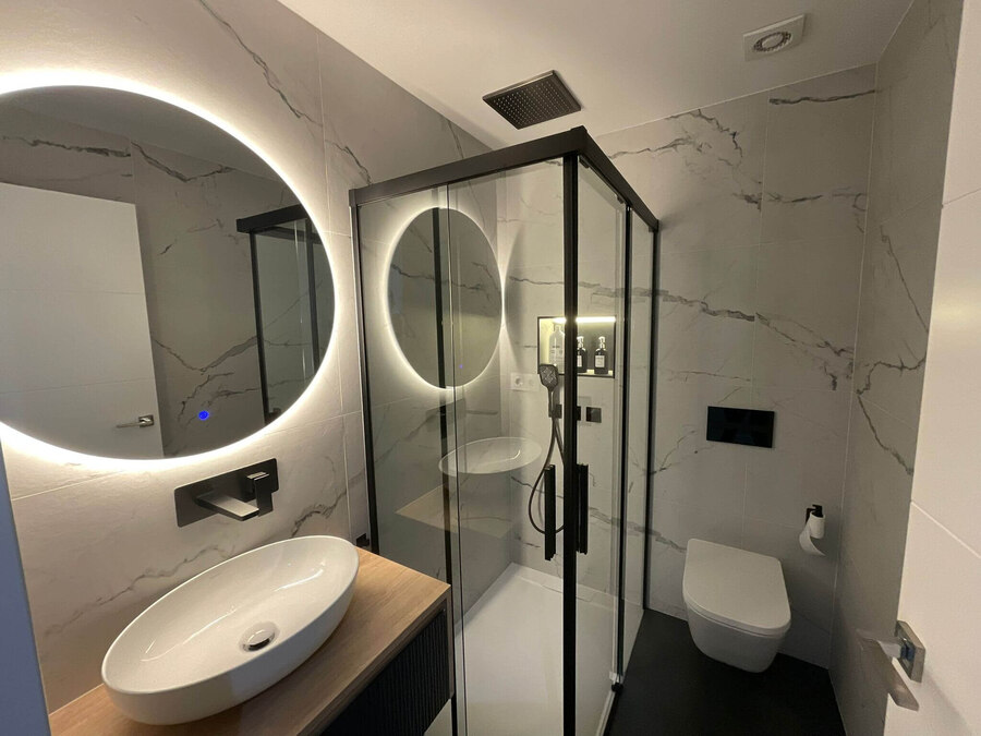 Reforma de baño pequeño: ideas para ganar espacio y luz